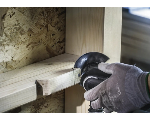 Multifunctioneel gereedschap bij het zagen van een houten frame