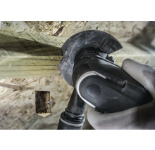 Oscillerend gereedschap met zaagblad bij het zagen van hout. Bosch Logo