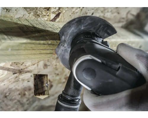 Oscillerend gereedschap met zaagblad bij het zagen van hout. Bosch Logo