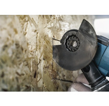 Oscillerend multifunctioneel gereedschap in gebruik op een houten plaat