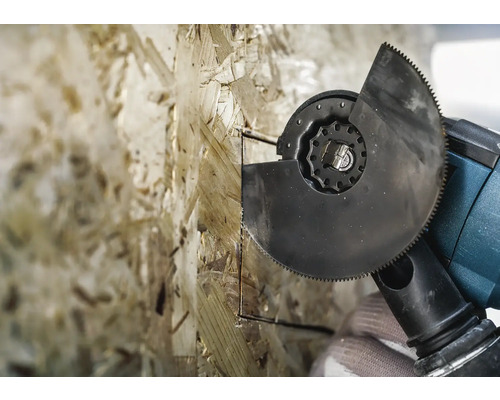 Oscillerend multifunctioneel gereedschap in gebruik op een houten plaat