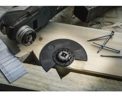 Bosch zaagblad voor multifunctioneel gereedschap, houten spijkers en klemmen op houten ondergrond