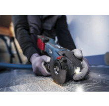 Oscillerend elektrisch gereedschap in gebruik bij het snijden van hout