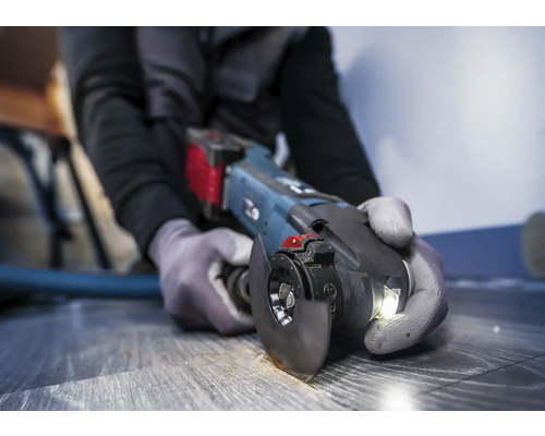 Oscillerend elektrisch gereedschap in gebruik bij het snijden van hout