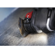 Oscillerend gereedschap in gebruik bij het snijden van materiaal