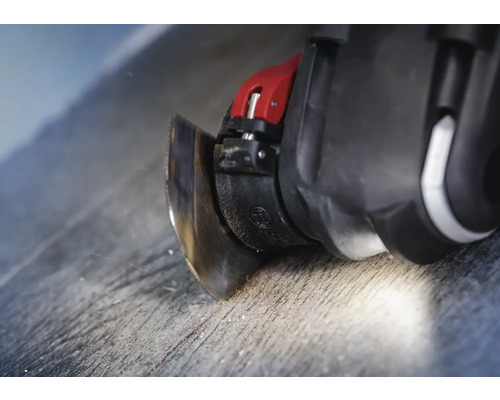 Oscillerend gereedschap in gebruik bij het snijden van materiaal