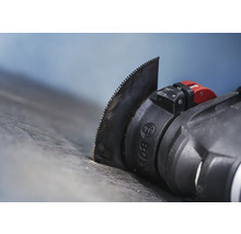 Oscillerend multifunctioneel gereedschap met zaagblad in gebruik