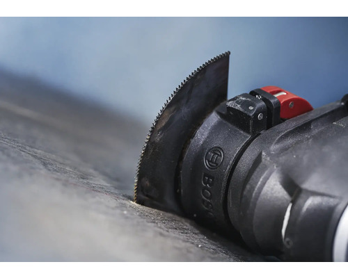 Oscillerend multifunctioneel gereedschap met zaagblad in gebruik