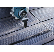 Multifunctioneel gereedschap in gebruik op houten terras