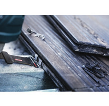 Zaagblad snijdt houten paneel