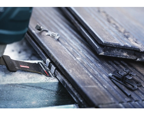 Zaagblad snijdt houten paneel