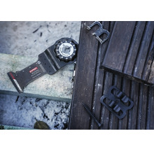 Bosch Expert MultiMax AIZ 32 APILT zaagblad voor multifunctioneel gereedschap met accessoires op houten vloer