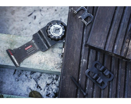 Bosch Expert MultiMax AIZ 32 APILT zaagblad voor multifunctioneel gereedschap met accessoires op houten vloer