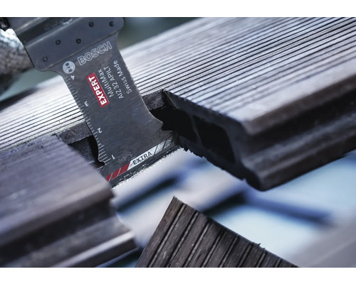 Bosch Logo. Close-up van een zaag die een terrasplank doorsnijdt.