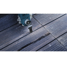 Multifunctioneel gereedschap in gebruik op een houten terras