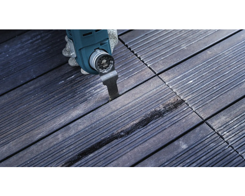 Multifunctioneel gereedschap in gebruik op een houten terras