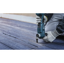 Oscillerend elektrisch gereedschap in gebruik op houten terras