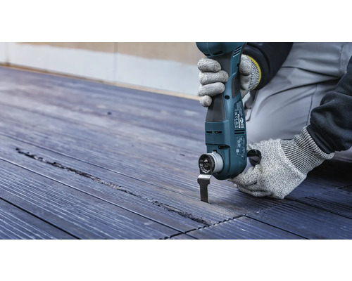 Oscillerend elektrisch gereedschap in gebruik op houten terras