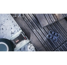 Bosch Logo. Detailopname van een multitool bij het inkorten van terrasplanken.