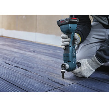 Accu multifunctioneel gereedschap in gebruik op een houten oppervlak