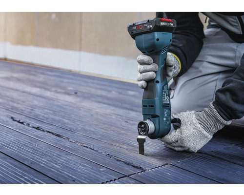 Accu multifunctioneel gereedschap in gebruik op een houten oppervlak