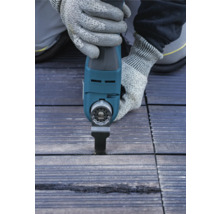 Oscillerende multitool snijdt een plank