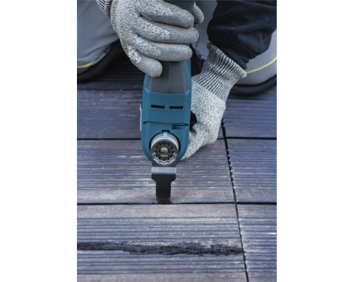 Oscillerende multitool snijdt een plank