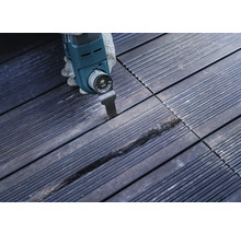 Multifunctioneel gereedschap in gebruik op houten tegels