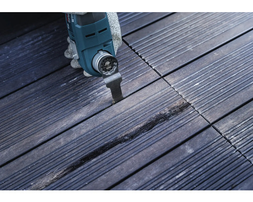 Multifunctioneel gereedschap in gebruik op houten tegels