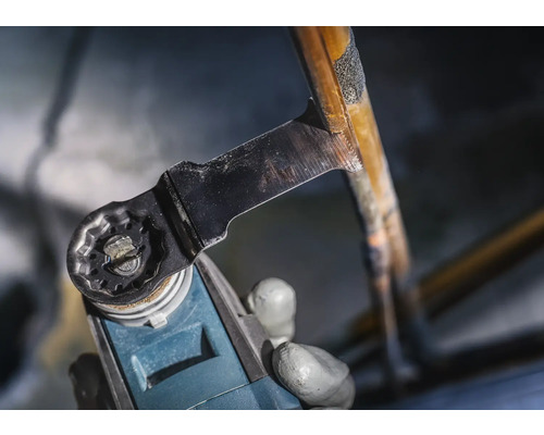 Multifunctioneel gereedschap snijdt een koperen buis.