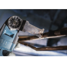 Oscillerend multifunctioneel gereedschap snijdt een koperen pijp.