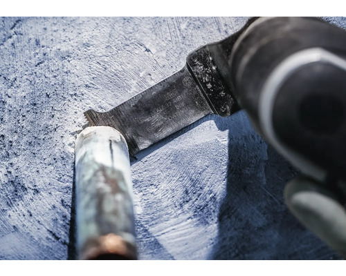 Oscillerend elektrisch gereedschap met zaagblad in gebruik voor het doorsnijden van een pijp.