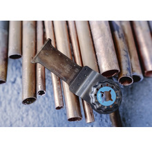 Bosch Logo metalen invalzaagblad op koperen buizen