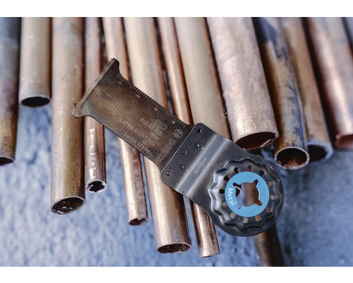 Bosch Logo metalen invalzaagblad op koperen buizen