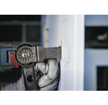 Oscillerend elektrisch gereedschap in gebruik op een deur.