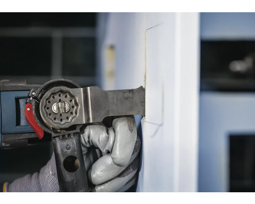 Oscillerend elektrisch gereedschap in gebruik op een deur.
