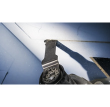 Oscillerend elektrisch gereedschap met zaagblad in gebruik