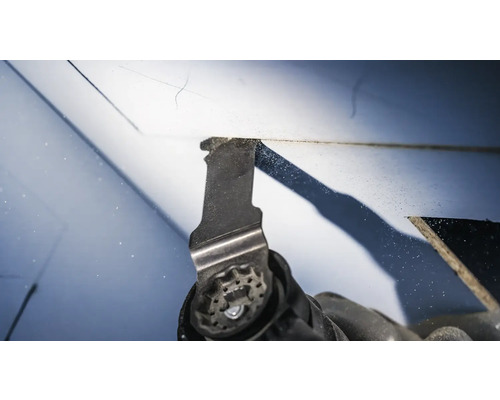 Oscillerend elektrisch gereedschap met zaagblad in gebruik