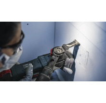 Multifunctioneel gereedschap in gebruik bij het snijden in een oppervlak