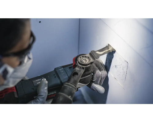 Multifunctioneel gereedschap in gebruik bij het snijden in een oppervlak