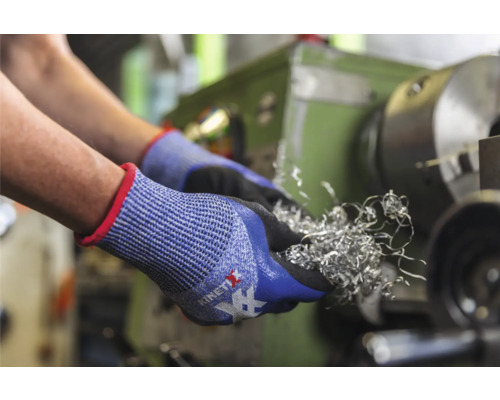 Handen met beschermende handschoenen houden metaalspaanders vast voor een draaibank