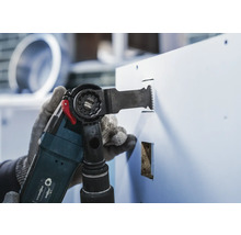 Multifunctioneel gereedschap in gebruik voor het snijden van een gat in een oppervlak