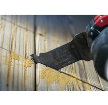 Bosch Logo. Invalzaagblad snijdt in hout.