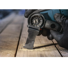 Multifunctioneel gereedschap in gebruik op hout