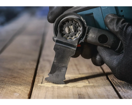 Multifunctioneel gereedschap in gebruik op hout