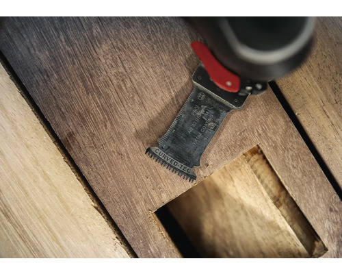 Oscillerend gereedschap snijdt houten balken met Bosch Logo