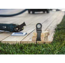 Oscillerende multitool met zaagblad voor houtbewerking