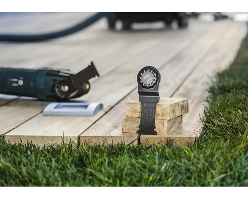 Oscillerende multitool met zaagblad voor houtbewerking