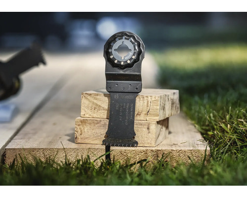 Oscillerend zaagblad voor hout op houten blokken