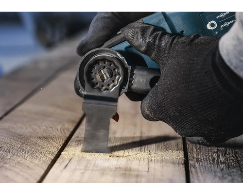 Multifunctioneel gereedschap in gebruik bij het zagen van hout